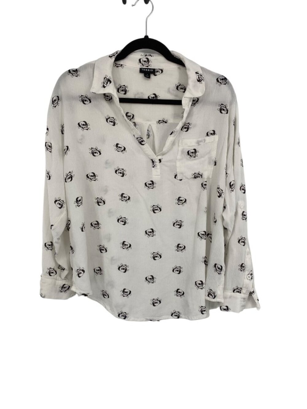 TORRID SKULLS PRINT NOVELTY ROLL TAB SLEEVE SIZE 1 1X WHITE BLACK CRINKLE GAUZE